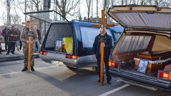 У Самборі на колінах зустріли двох загиблих Героїв