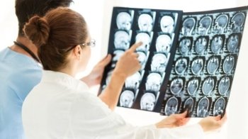 Шматок ліпнини впав на голову: у Львові 17-річну дівчину доправили в лікарню із підозрою на струс мозку