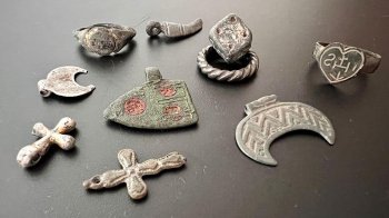 Митники виявили у посилці до Нідерландів перстень Ордену Єзуїтів та ще 9 предметів давнини