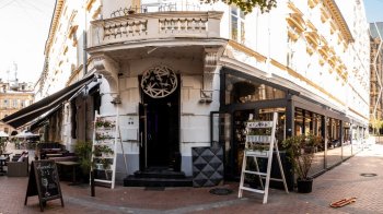 У Львові охоронцю караоке-клубу повідомили про підозру через побиття відвідувача