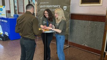 У Львові на залізничному вокзалі відкрили пункт рекрутингу до армії