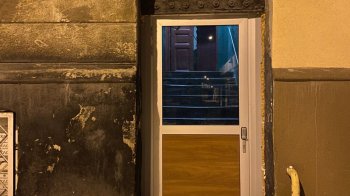 У Львові жителі будинку замінили столітню браму на алюмінієві двері