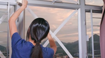 Вікно заклеюють скотчем