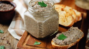 Їла домашній паштет: мешканка Львівщини потрапила у реанімацію