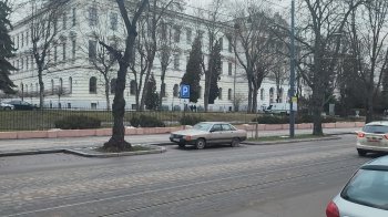 У Львові біля «Політехніки» автівка кілька тижнів займає паркомісце для осіб з інвалідністю