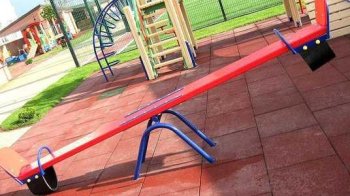 Матір підлітка з Миколаєва судили через зламану гойдалку на дитмайданчику