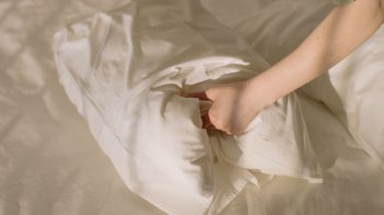 Жовті плями на білих наволочках: як швидко їх позбутися