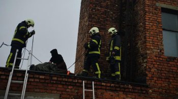 У Львові 38-річна жінка впала на дах будинку