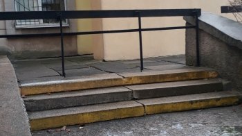 Львів’яни питають, навіщо заварили металевою огорожею вхід в дитячу поліклініку на Сихові (фото)