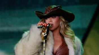 Американська співачка Бейонсе одягнула на концерт шубу львівського бренду