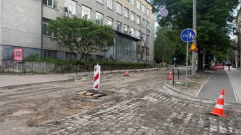 Знайдену під час ремонту дороги історичну бруківку використають на двох локаціях Львова