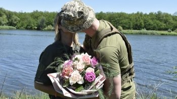 "Війна не завадить коханню": дві пари десантників побрались неподалік фронту