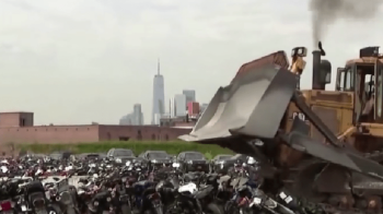 У Нью-Йорку знищили 100 мотоциклів, заборонених на вулицях міста