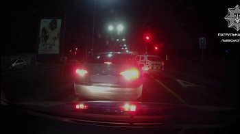 Спершу патрульні зупинили водія на проспекті Свободи, фото патрульної поліції