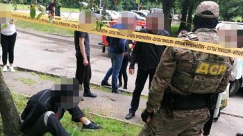 Побили підприємця та забрали сумку з 3,7 млн грн: суд увʼязнив двох львівʼян