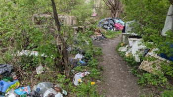 Страшно ходити навіть вдень: львів’яни просять прибрати захаращений прохід