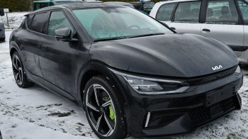 На кордоні з Львівщиною зупинили два викрадені електромобілі