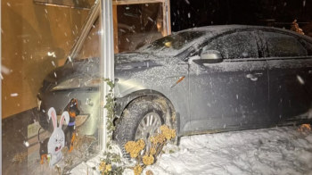 У Львові пʼяний водій Ford вʼїхав у будинок та пошкодив вітрину ветклініки