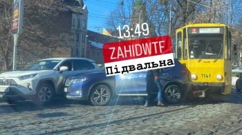 Шалений затор в центрі міста: у Львові через ДТП заблоковано рух транспорту