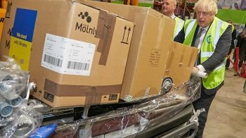 Борис Джонсон власноруч завантажував гуманітарку для лікарень Херсона (фото) 
