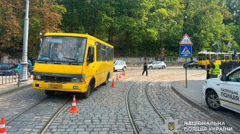 У Львові маршрутка збила 21-річну жінку, її госпіталізували