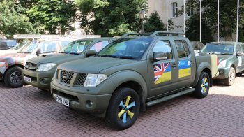 Британські волонтери вкотре привезли до Львова позашляховики та мотобайки для ЗСУ