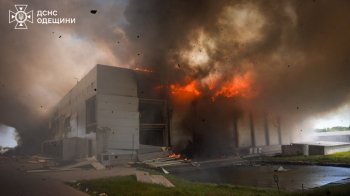 Внаслідок атаки на Одещину виникла масштабна пожежа: є загиблий та поранені