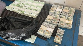 На кордоні затримали двох чоловіків, які вивозили з України сотні тисяч доларів та євро