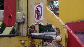 Гнила гірка та поламані дошки: львів’яни поскаржились на жахливий стан дитячого майданчика (фото)