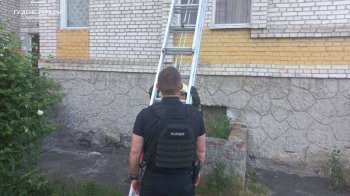 Батько дитини не зміг ні відчинити, ні зламати двері самостійно