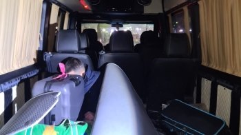 Один заховався у валізах, інший «клеїв дурня»: у ПП «Шегині» двоє чоловіків ховались від прикордонників