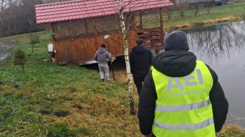 На березі річки на Львівщині екоінспектори виявили самовільно збудовану альтанку