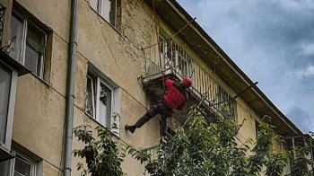 Львівські рятувальники спустилися з даху на балкон, щоб врятувати жінку у квартирі