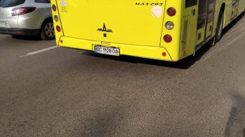 Демонстративно зачинив двері перед носом: у Львові водій автобуса не взяв пасажирів попри вільні місця