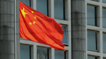 Прапор Китаю розвівається