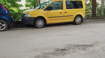 Мешканці Львова скаржаться на водіїв, які паркуються на тротуарі