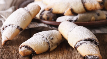 Рецепти рогаликів: смачні з вишнею, сиром і з дріжджового тіста