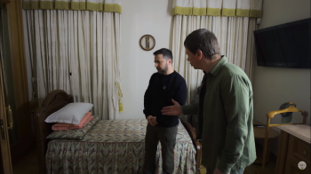 Невеличка кімната з ліжком, телевізором та умивальником: де проживає Зеленський під час війни