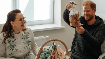 У Львові принцу Гаррі подарували паску з борошна з розмінованих полів