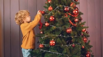 У Бродах 5-річна дитина обпекла пальці струмом, розбираючи ілюмінації новорічної ялинки