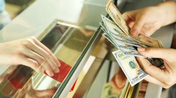 НБУ дозволив банкам продавати більше валюти населенню: що зміниться