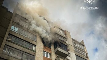 Чоловік вистрибнув з сьомого поверху будинку в Дублянах, щоб врятуватися від пожежі (ВІДЕО)