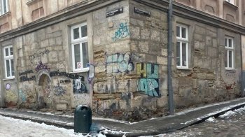 Історична будівля у центрі Львова має неналежний вигляд, а комунальники ігнорують це