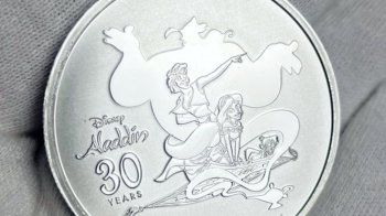 Монети з Bitcoin, Disney та Єлизаветою II знайшли у посилці зі США до Львова
