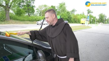 У Золочеві священник миє машини, щоб зібрати гроші на турнікети