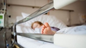 Львівські лікарі врятували хлопчика, який проковтнув гірлянду