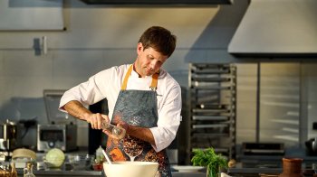 Я закохався у кухню! Історія шеф-кухаря Петра Сподарика, який удосконалив рецепт яворівського пирога