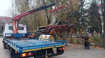 Евакуатор забирає покинуте авто з вул. Патона, 30