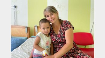 Львівські хірурги з допомогою робота Da Vinci видалили пухлину наднирника 4-річній вінничанці