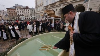 У Львові всі охочі можуть набрати свяченої води на площі Ринок